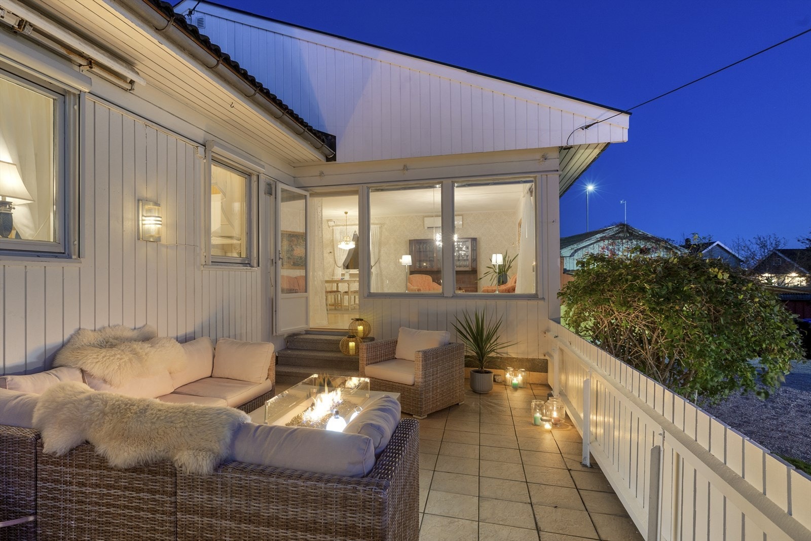 Fra stua har du tilgang til en veranda med gode solforhold som videre gir tilgang til hagen. Galleribilde