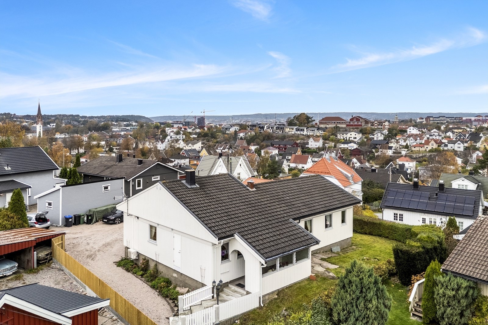 Tomten er opparbeidet med gruslagt innkjørsel / gårdsplass og hage med plen og div. beplantning. Galleribilde