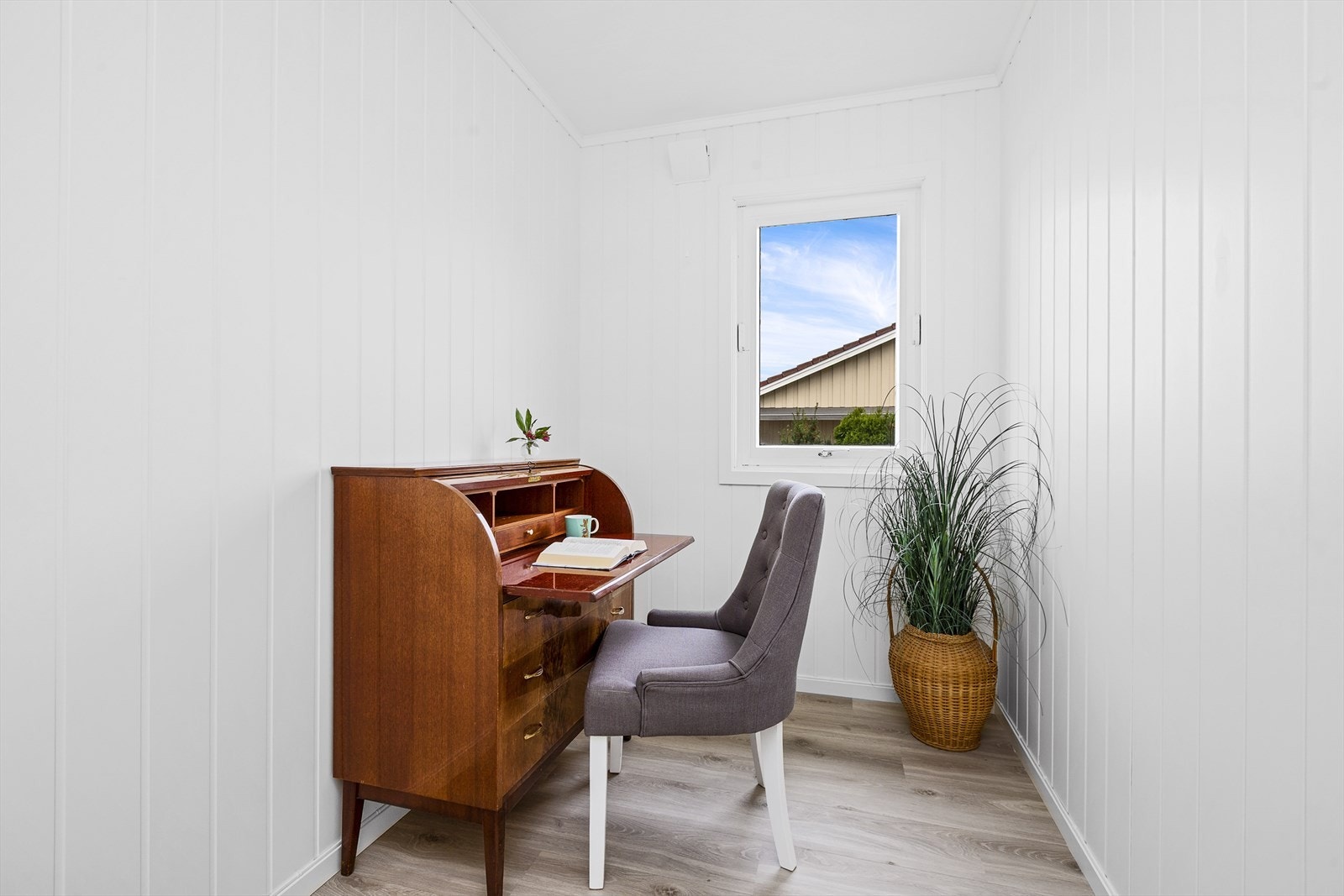 Gareroberommet gir en større fleksibilitet i hverdagen, og er i dag innredet med et skrivebord og stol. Galleribilde