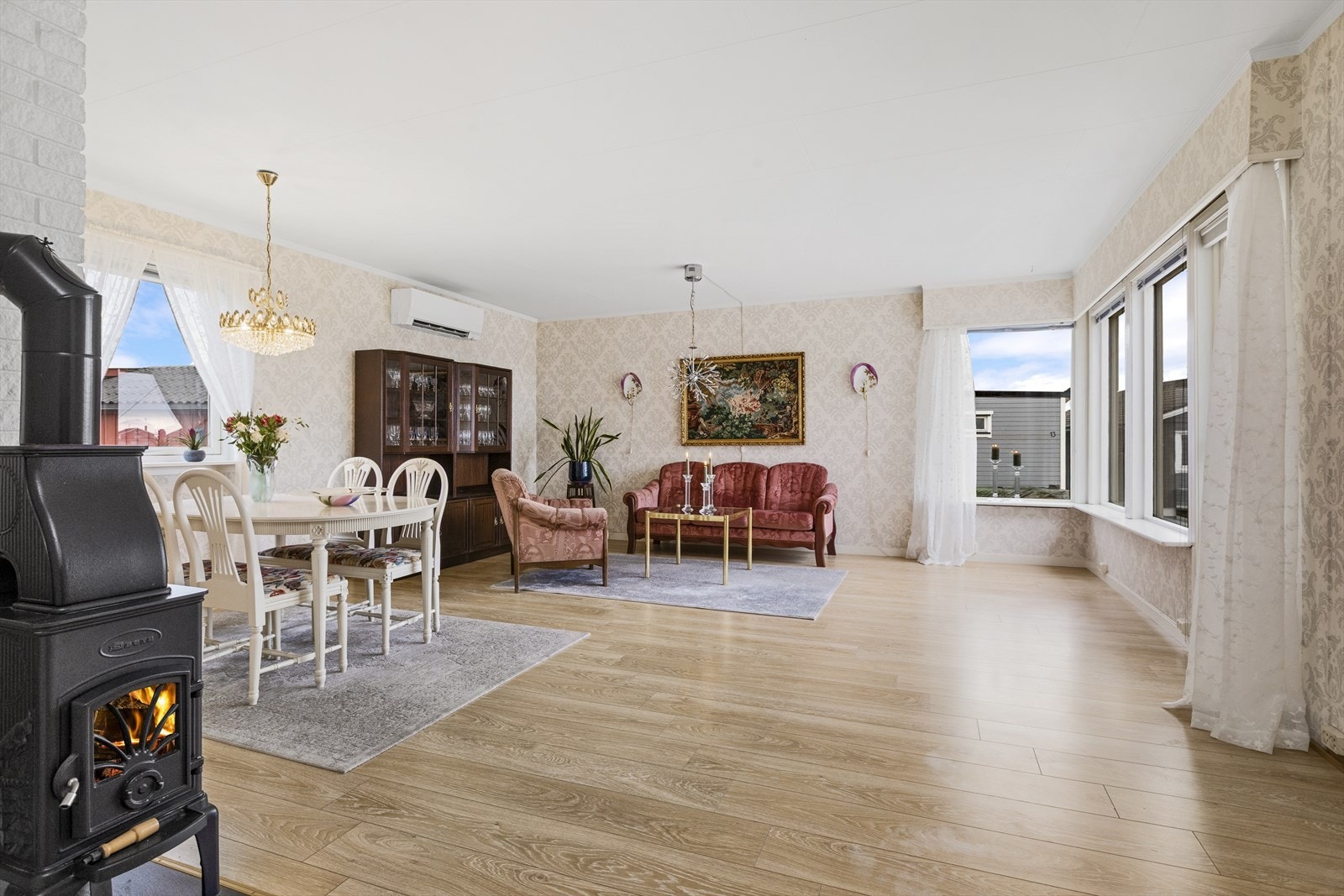 I stuen er det en peis som gir godt med varme på kalde høst- og vinterdager. Galleribilde