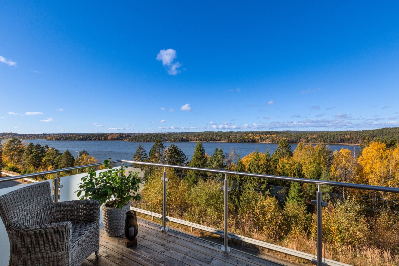Verandaen i 2. etg har også glassrekkverk Galleribilde