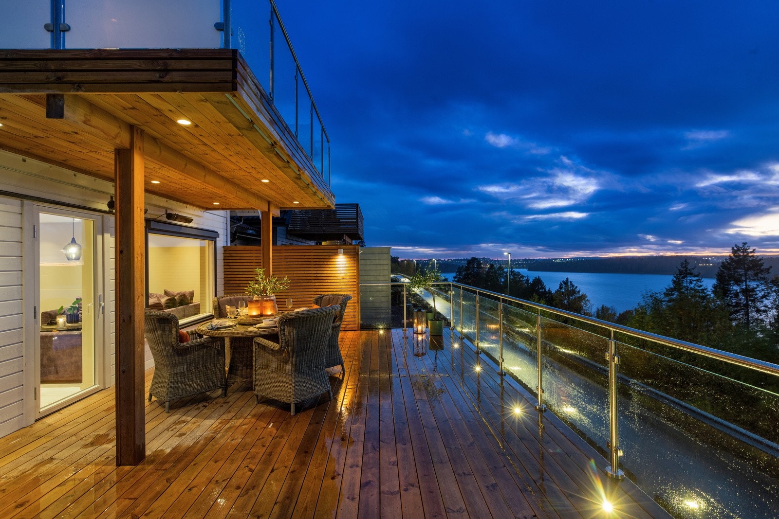 Stor veranda med glassrekkverk - herlig utsikt og meget gode solforhold Galleribilde