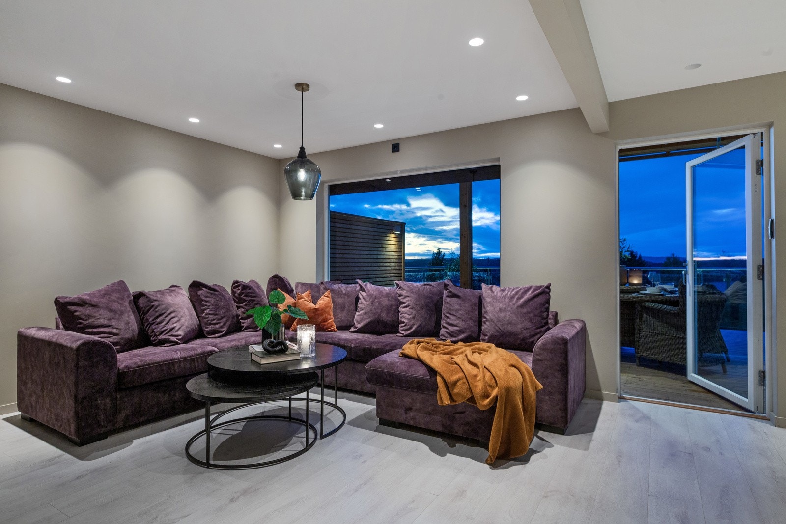 Fra stuen er det utgang til den store verandaen Galleribilde