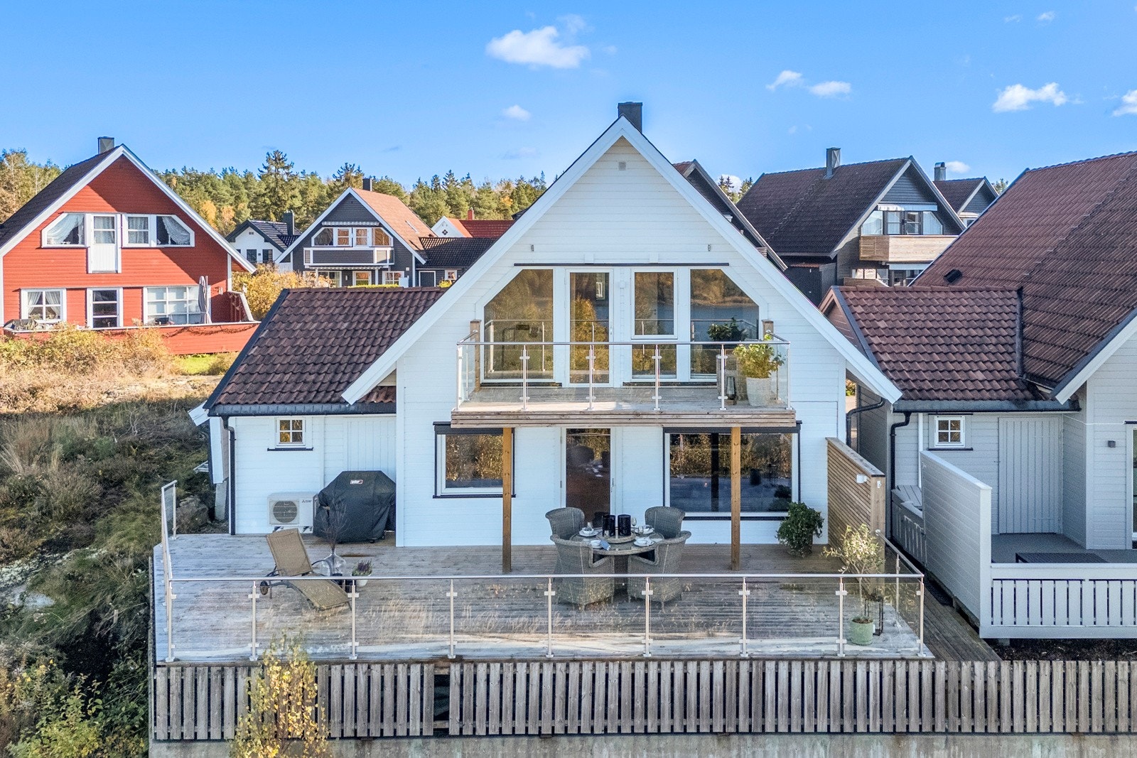 Enebolig som er betydelig modernisert - stor veranda med utgang fra 1. etg - og veranda med utgang fra soverom i 2. etg Galleribilde