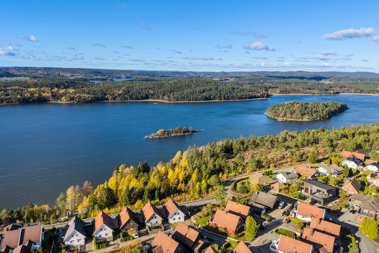 Det er meget god utsikt fra eiendommen til Tunevannet Galleribilde