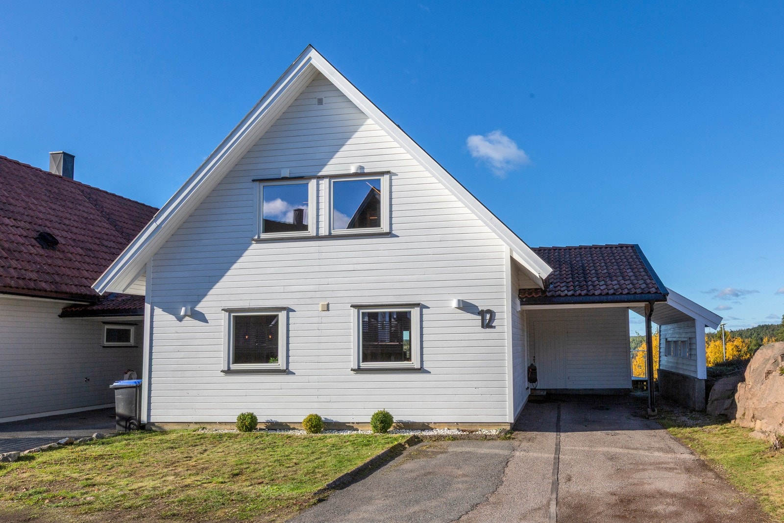 Fra inngangspartiet - legg merke til asfaltert adkomst og carport Galleribilde