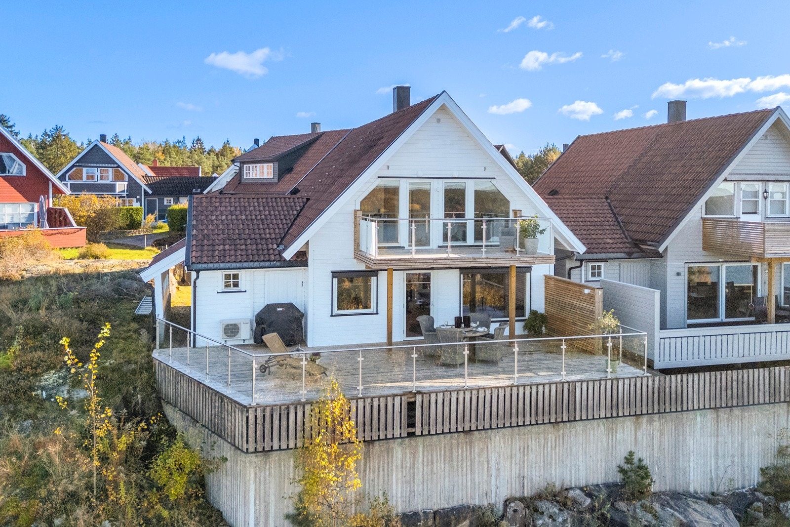 Dronefoto av fasaden mot vest- legg merke til spesielt verandane både i 1. etg og 2. etg. Galleribilde