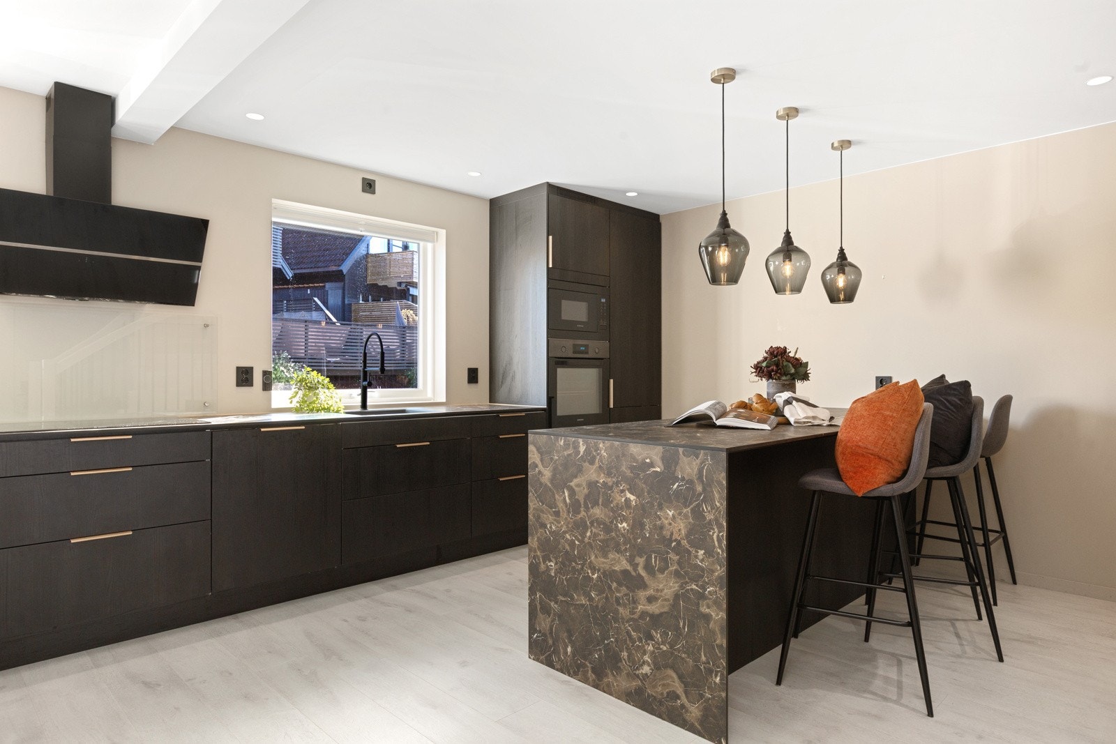 Meget stort kjøkken med kjøkkenøy - Norema kjøkken fra 2022 Galleribilde