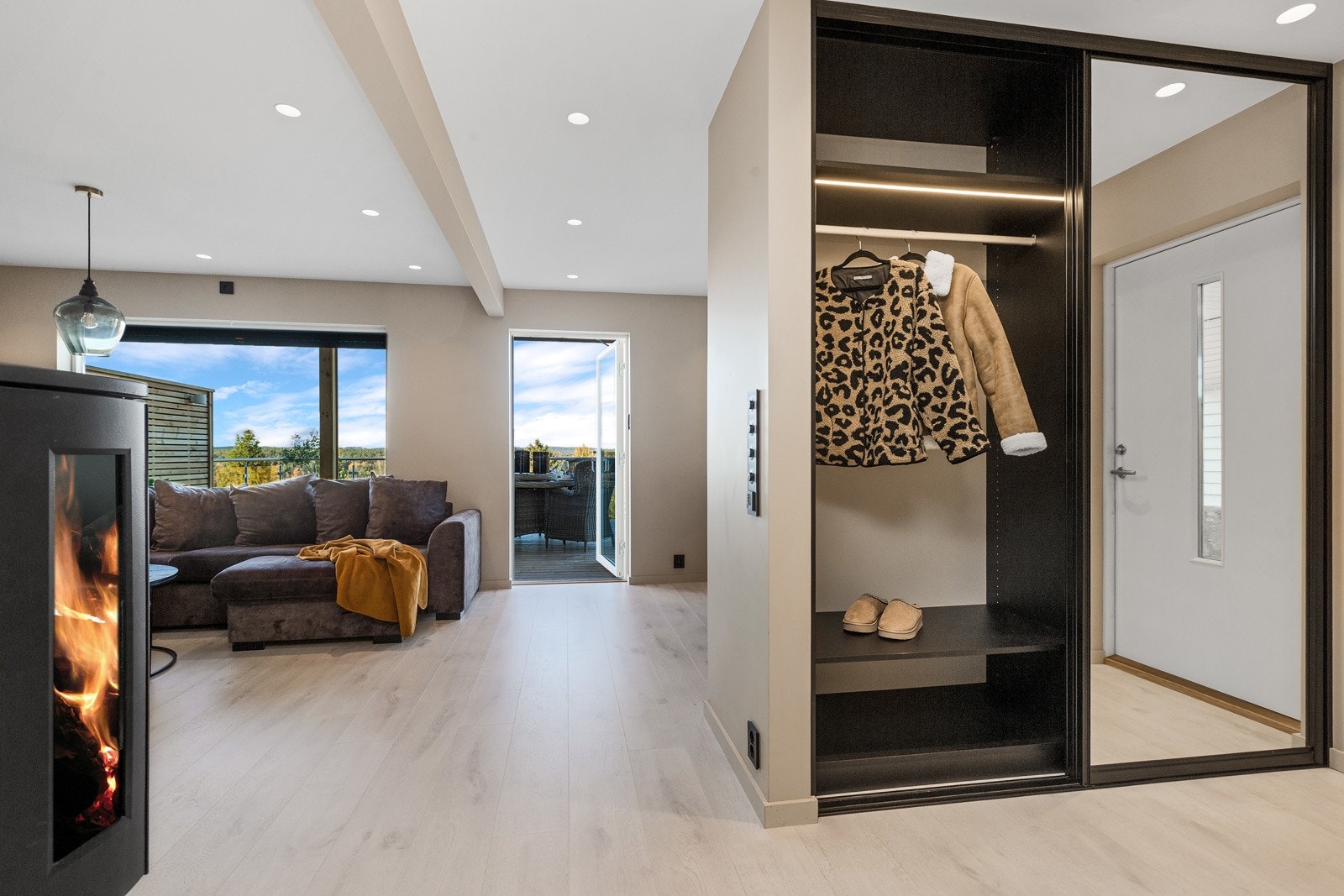 Her fra overgangen stue og kjøkken. Vi ser gang med praktisk garderobe på høyre side Galleribilde