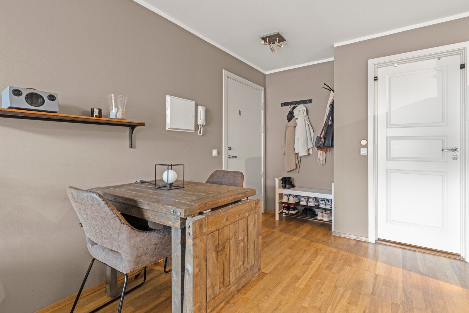 En hyggelig entre med plass for å henge fra seg ytterklær. Galleribilde