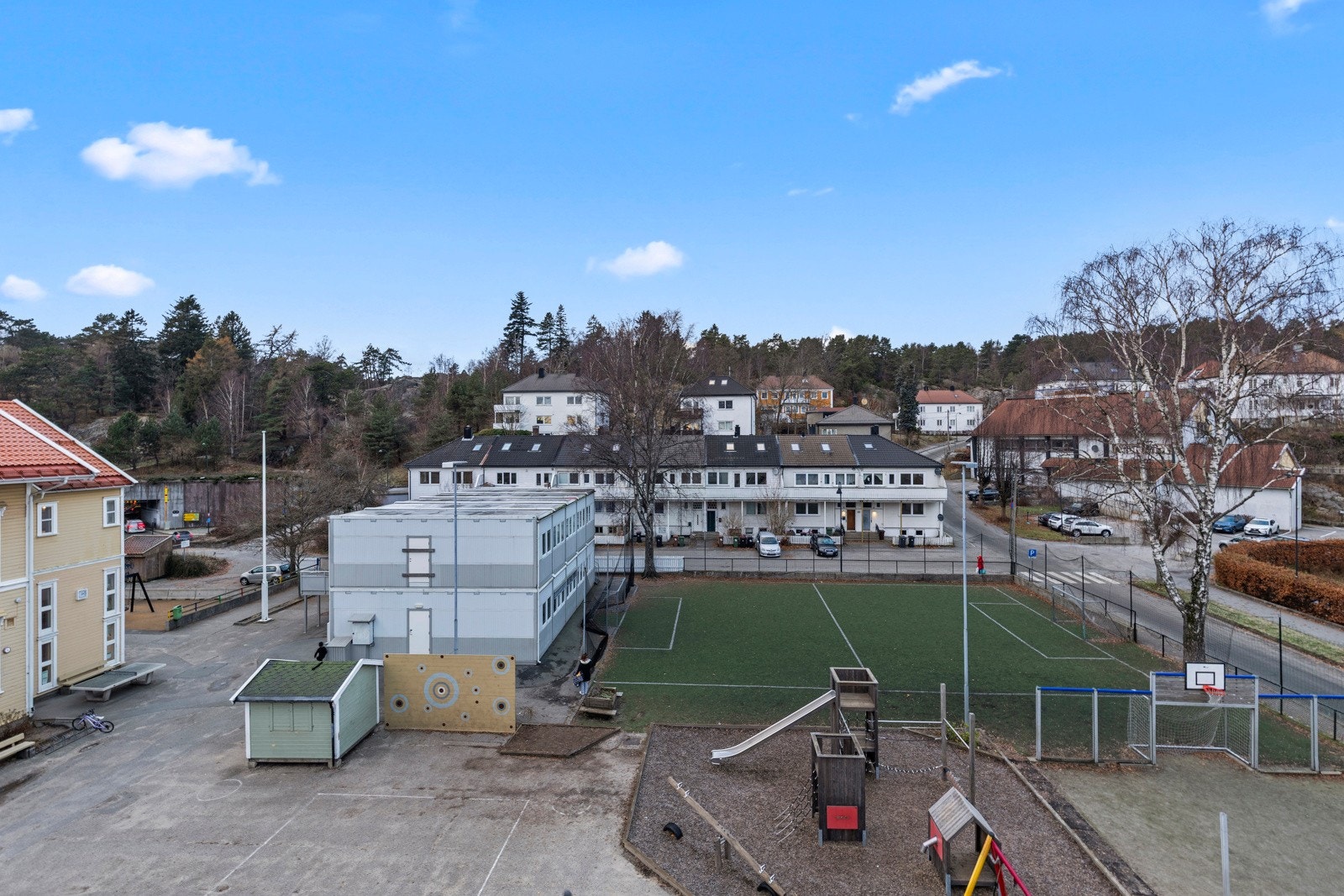Utsyn fra felles takterrasse til skolegården til Tordenskjolds gate skole Galleribilde