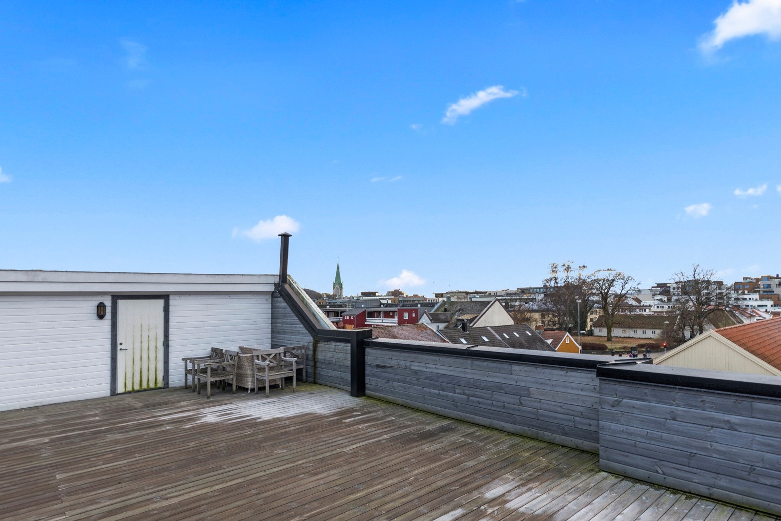 Fra felles takterrasse, der det er bod for oppbevaring av felles utemøbler osv i borettslaget. Galleribilde