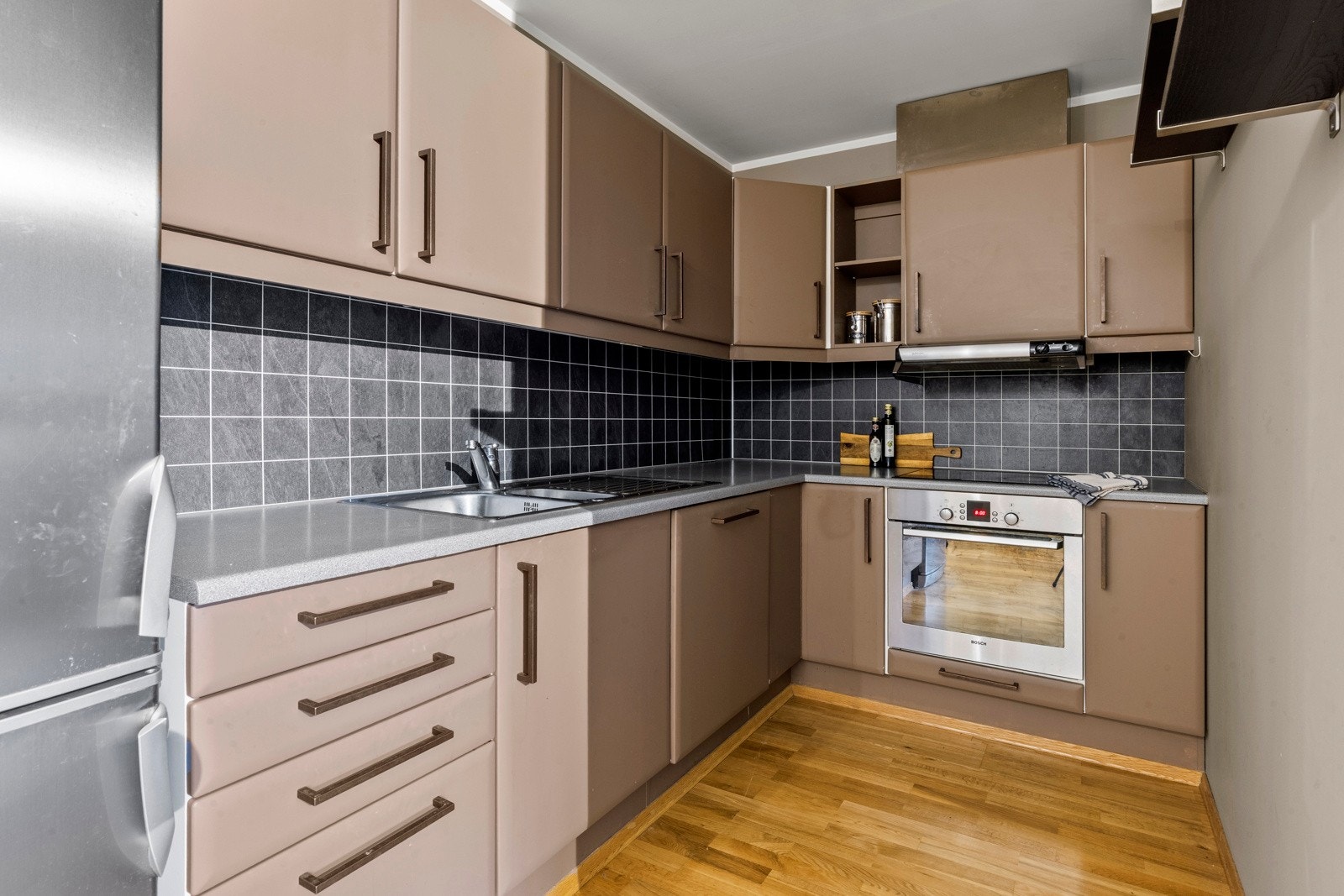 Leiligheten har en praktisk løsning med delvis åpen kjøkkenløsning med godt med skapplass i innredningen. Galleribilde