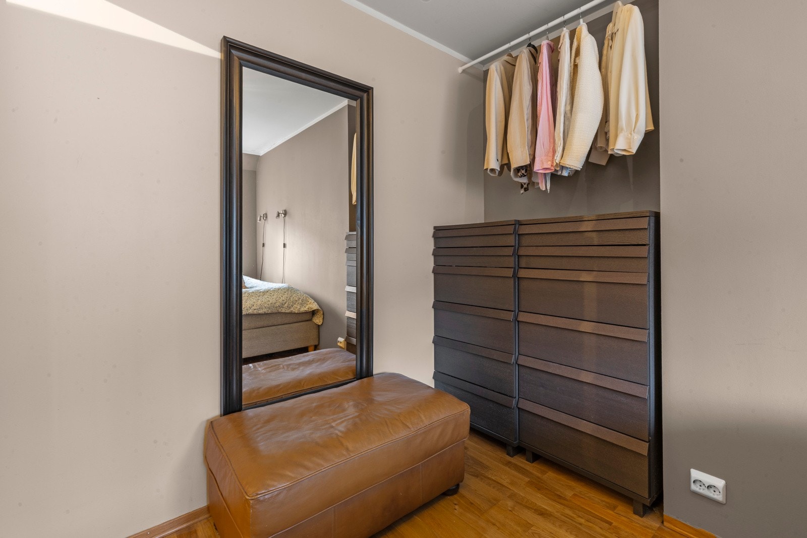 På soverommet er det en fin nisje med plass til garderobeskap eller kommode Galleribilde