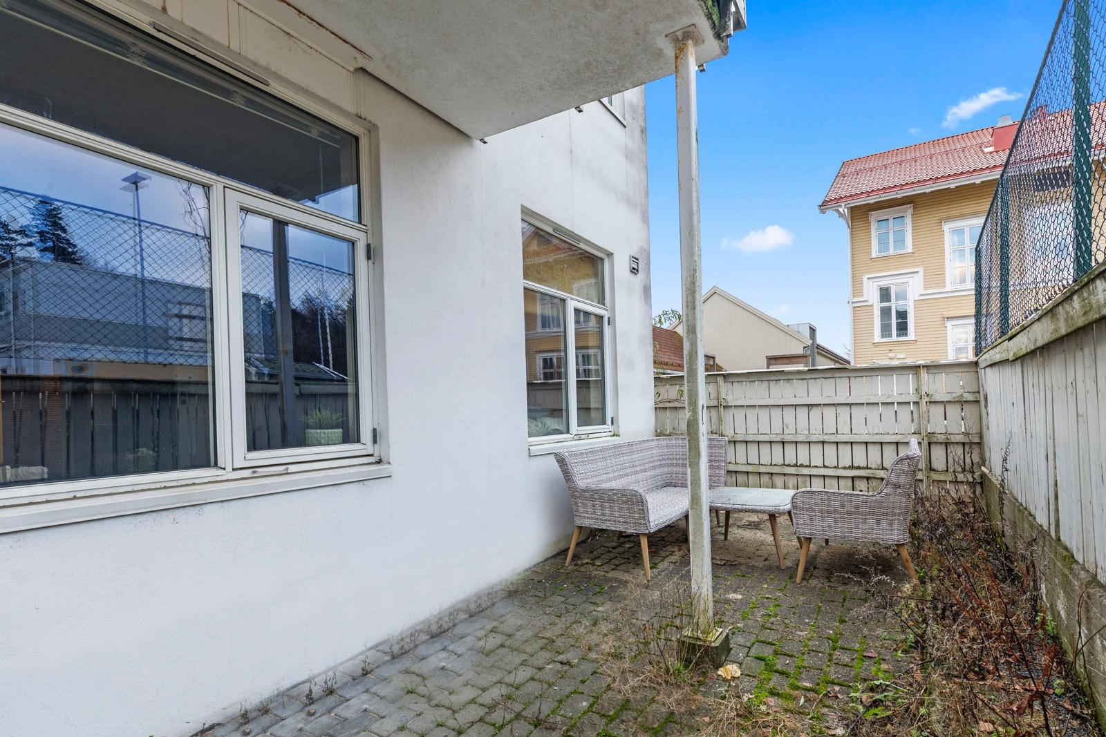 Liten bakgård som er felles i borettslaget. Galleribilde