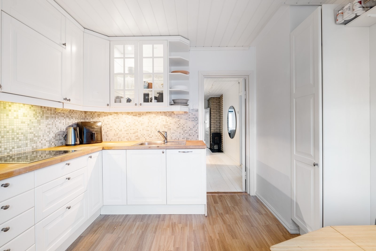 Oppgradert kjøkken fra 2008 med integrerte hvitevarer og plass til eget spisebord. Galleribilde