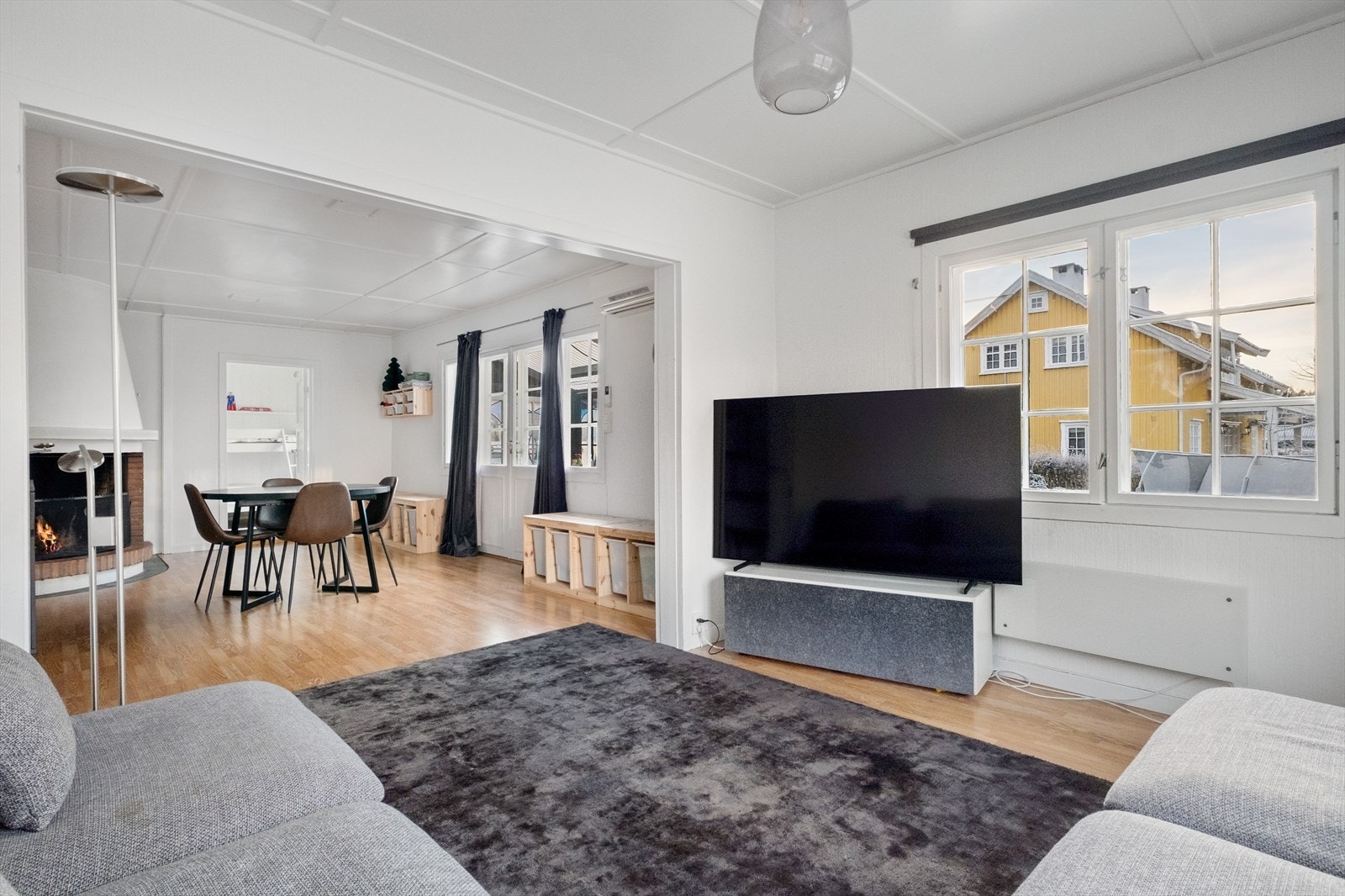 Stor og fin tv-stue med plass til ønsket innredning. Galleribilde