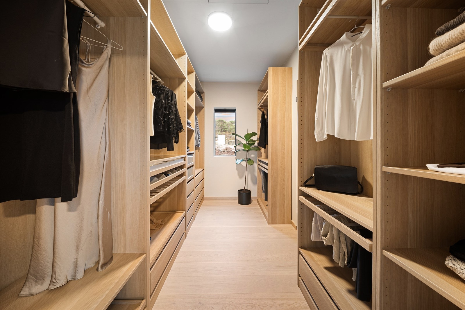 Stor walk-in closet er både praktisk og en aldri så liten luksus i hverdagen. Garderobeinnredningen er i serien Pax fra IKEA og lett å tilpasse egne preferanser. Galleribilde