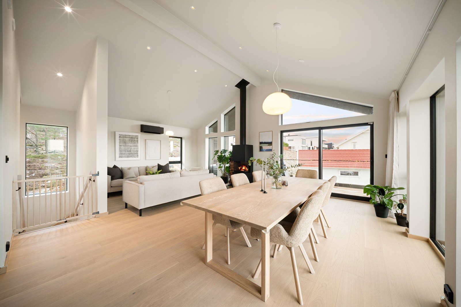 Himlingene skråner opp til en luftig høyde av rundt 3,5 meter og har stor positiv innvirkning på romfølelsen. Galleribilde