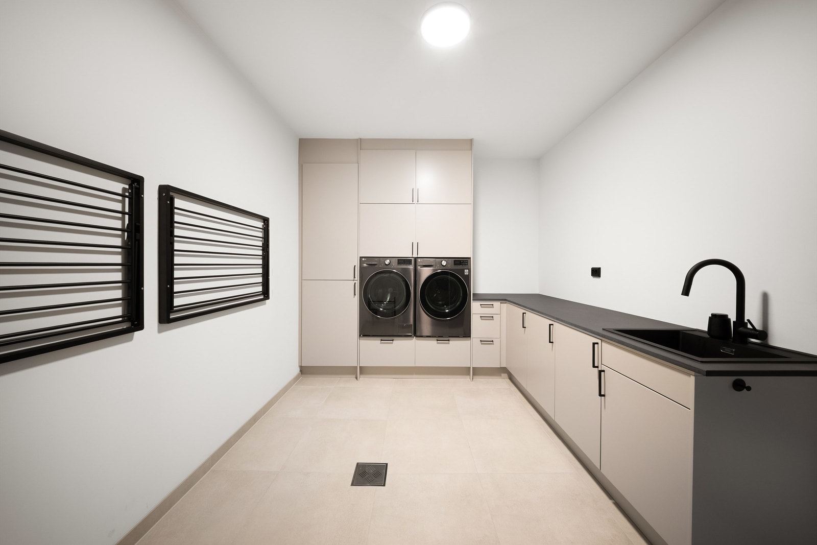 Vaskerommet er gjennomtenkt og meget praktisk med flere smarte løsninger. Galleribilde