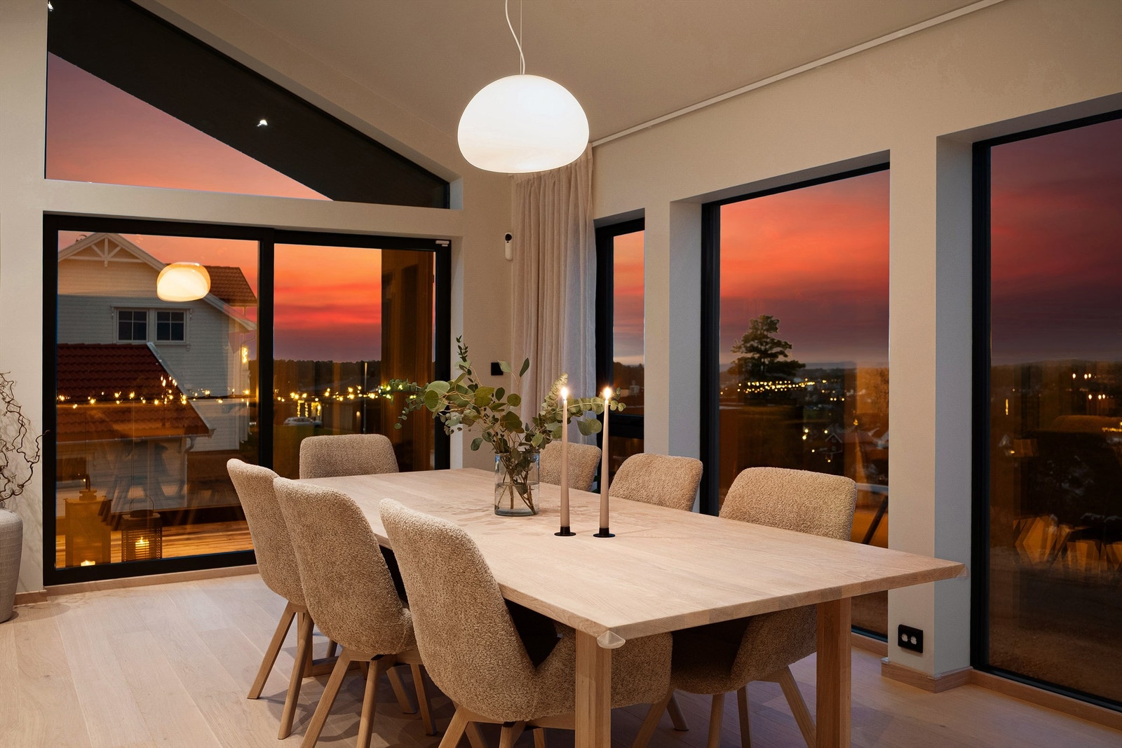 Et større antall innfelte LED-spotter gir jevn og dekorativ lyssetting til både stuen og kjøkkenet. Disse kan også betjenes med veggmonterte brytere. Galleribilde