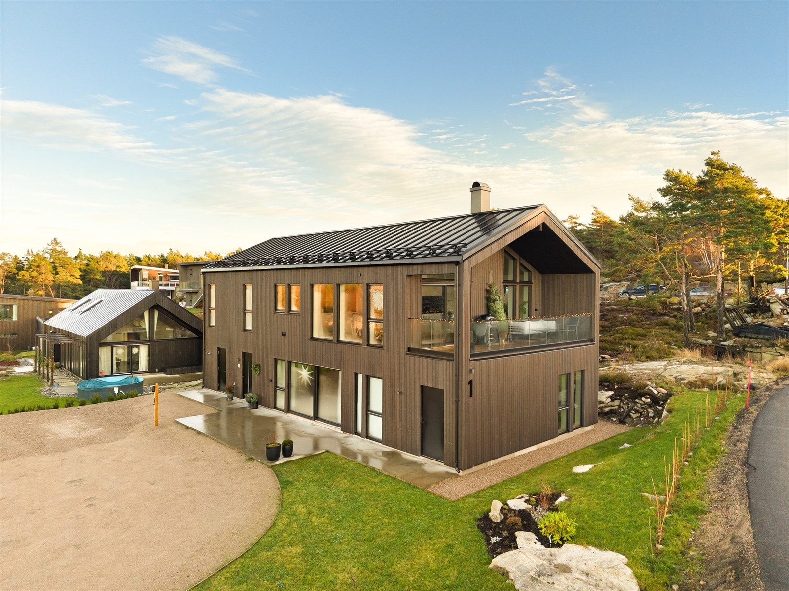 Lader til EL-bil er i dag montert på stolpe mot gårdsplassen. Galleribilde