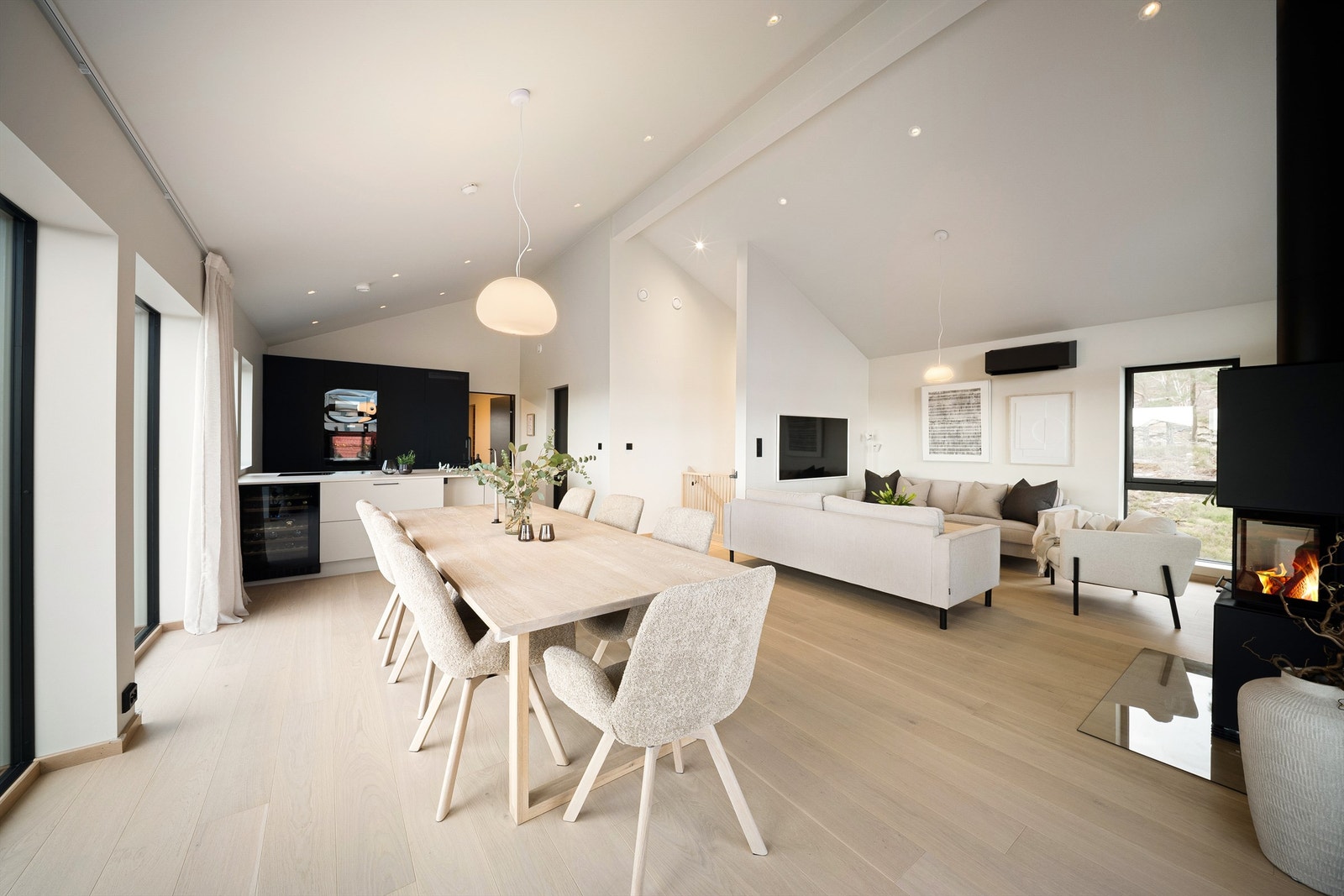 Kjøkkeninnredningen er en moderne og stilsikker løsning fra Strai, sømløst forbundet med stuen. Galleribilde