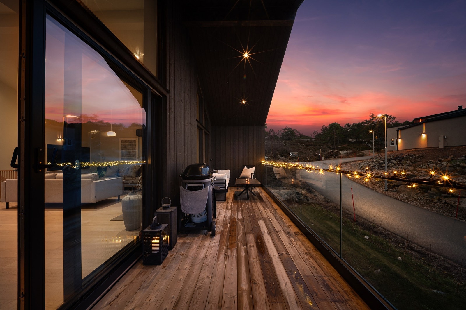 Indirekte fasadebelysning fremhever arkitektur og materialer, uten å blende. Galleribilde