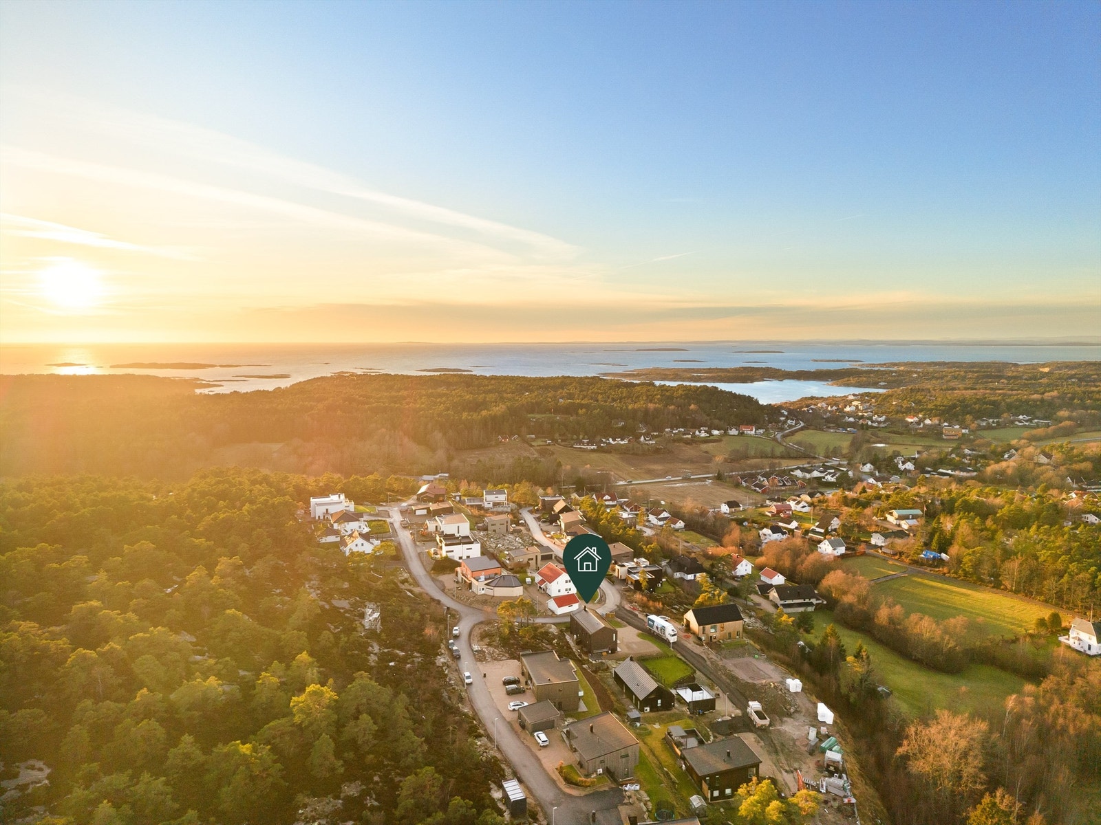 Nærhet til sjøen er et spesielt stort pluss sommerstid. Flere fine badesteder er innenfor sykkelavstand. Småbåthavner er det flere av i området. Galleribilde