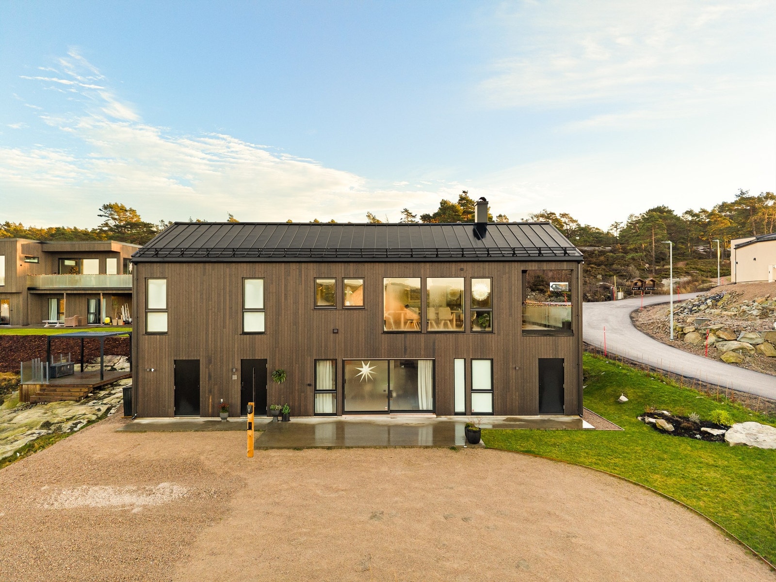 Lett tilgjengelig sportsbod på 6,5 kvm. under verandaen er ypperlig for oppbevaring av blant annet bildekk, sykler, utemøbler og hageleker. Galleribilde