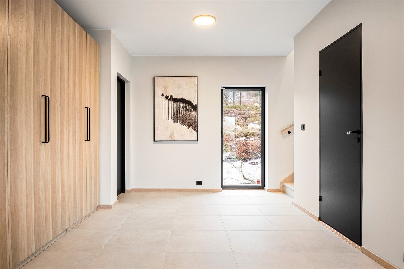 Terrenget bak boligen er tilgjengelig fra den romslige hallen. Etasjens bad til høyre, teknisk rom innerst til venstre. Galleribilde