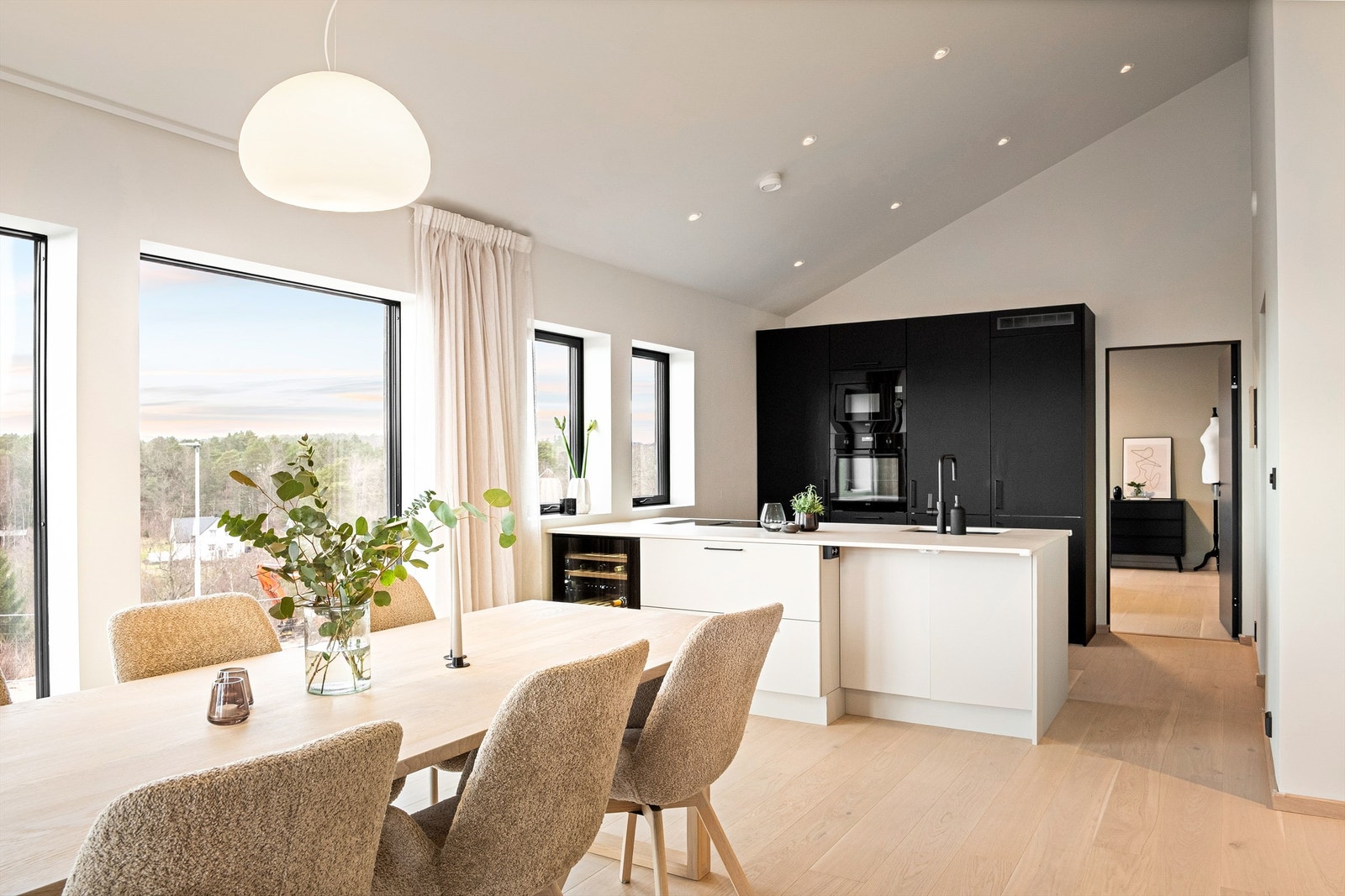 For morgenkaffen og mindre måltider passer kjøkkenets barløsning perfekt. Strømuttak under benken er praktisk for en arbeidsøkt hjemmefra. Galleribilde