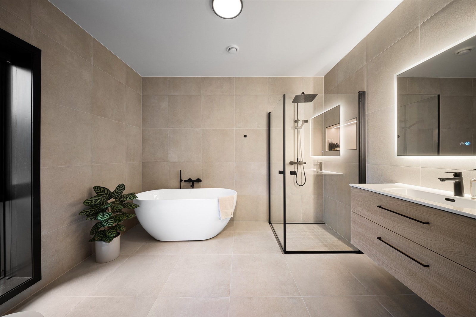 Muligheten til å gå rett inn til eget bad på hele 9 kvm. er en prisverdig komfort. Badekar og dusj gir valgfrihet. Galleribilde