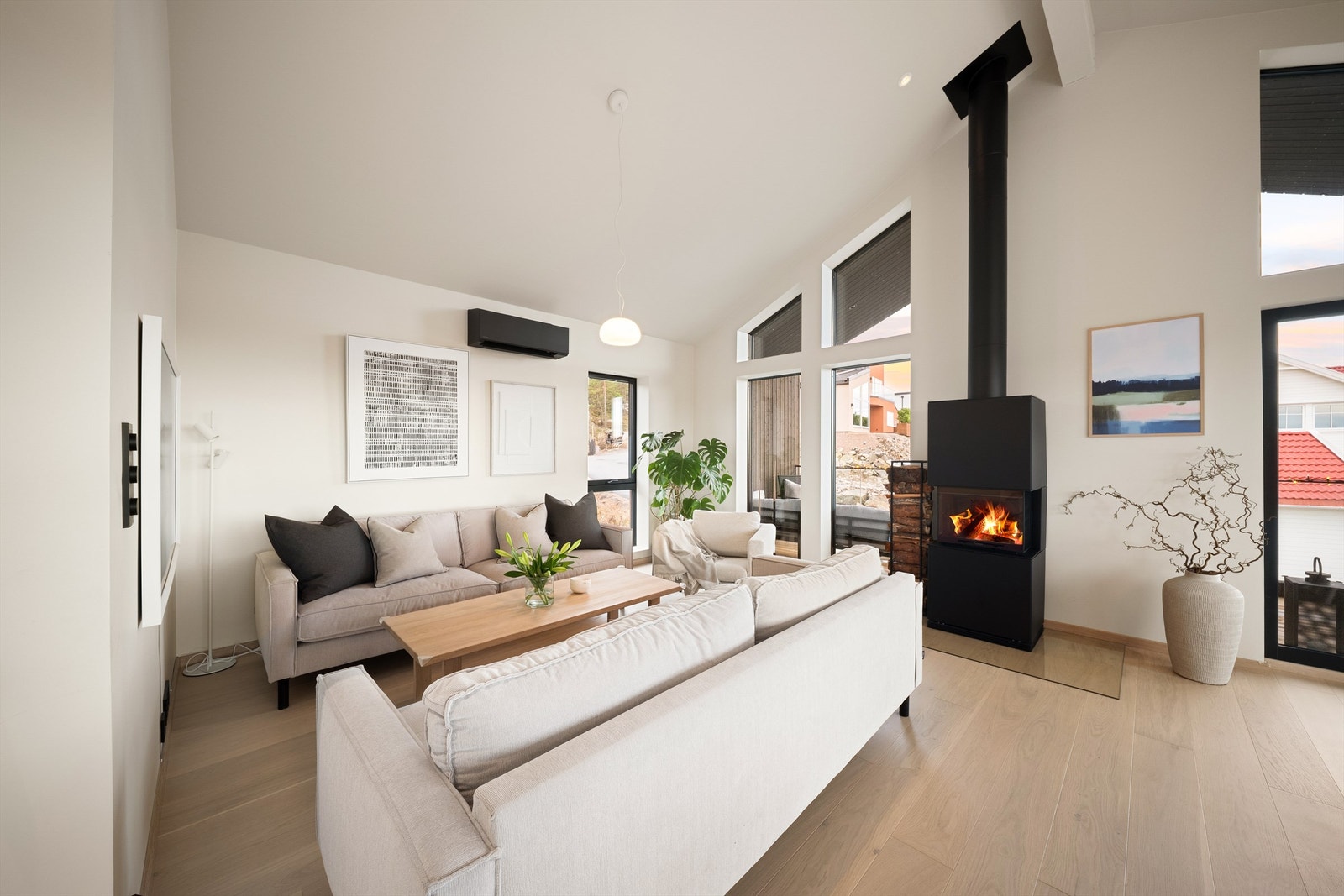 Med app styres også varmepumpen som er splittet i to, med innvendig del i begge etasjer. Denne kan benyttes til både oppvarming og kjøling. Galleribilde