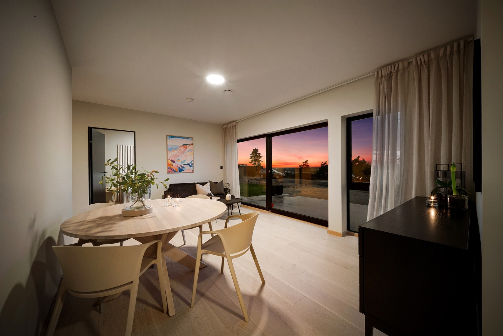 Det er flott utsikt å se også i første etasje. Eventuell fremtidig bebyggelse på motsatt side av gaten kan begrense utsikten. Galleribilde