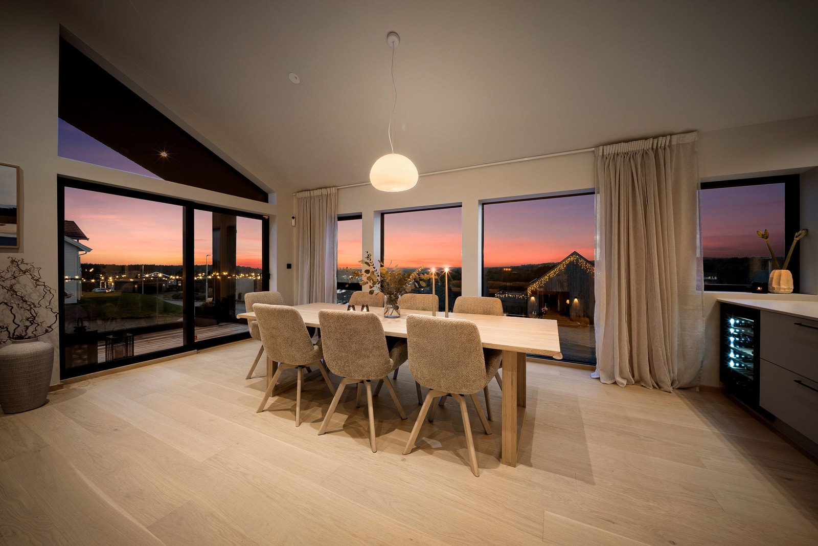 Vidstrakt utsikt til landskapet i vest og vakre solnedganger i alle årstider. Et naturskjønt bakteppe til stuen. Galleribilde