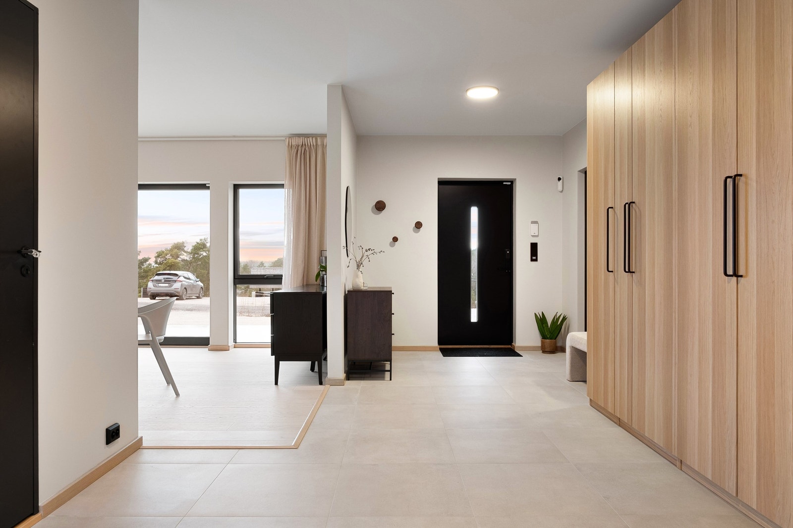 Den åpne hallen er et representativt første møte med boligens indre - luftig og romslig. Galleribilde