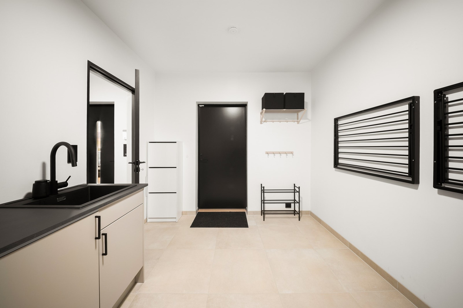 Gjennom vaskerommets ytterdør kan skitne tur-/uteklær og firbeinte venner tas rett inn til vask. Døren vender mot gårdsplassen. Galleribilde