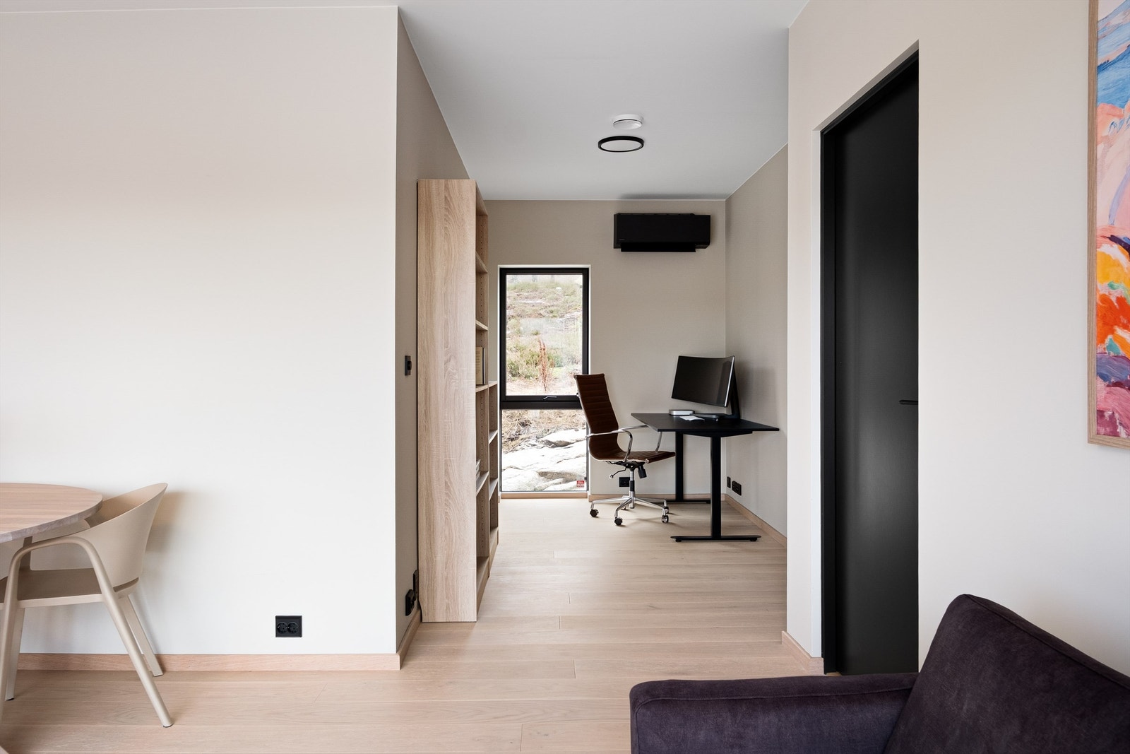 Stuens indre del er et perfekt kontor. Varmepumpen er app-styrt og kan også benyttes til avkjøling. Bokhyller medfølger ikke. Galleribilde