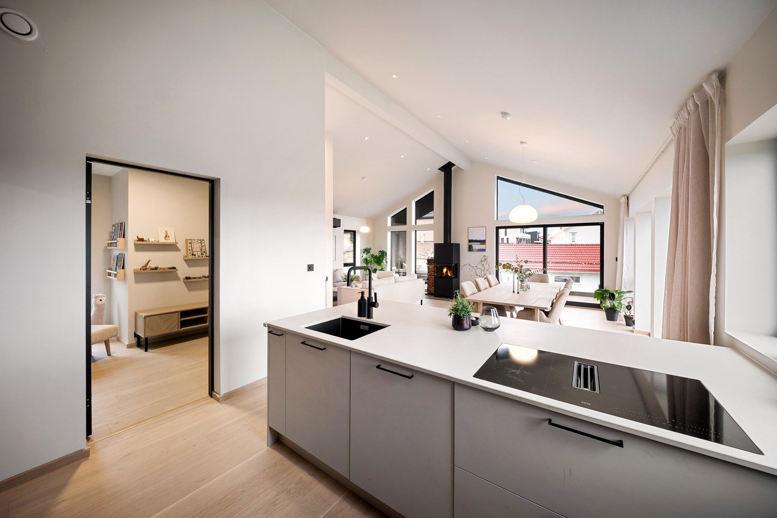 Kjøkkenets hvitevarer er alle integrert. Platetopp og vask orientert mot stuen legger til rette for sosialisering under tilberedning. Benkeplaten er i stein. Galleribilde