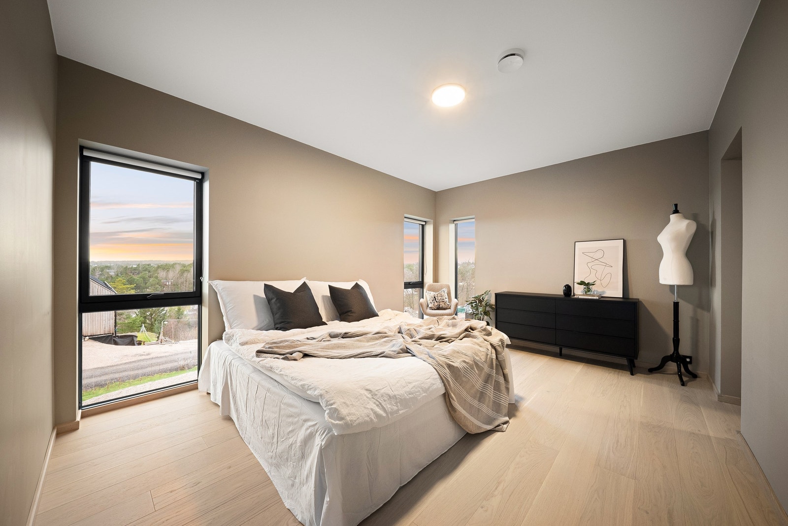 Med hele 15 kvm. gulvflate samt både walk-in closet og bad en-suite rettferdiggjør hovedsoverommet virkelig betegnelsen master bedroom. Galleribilde