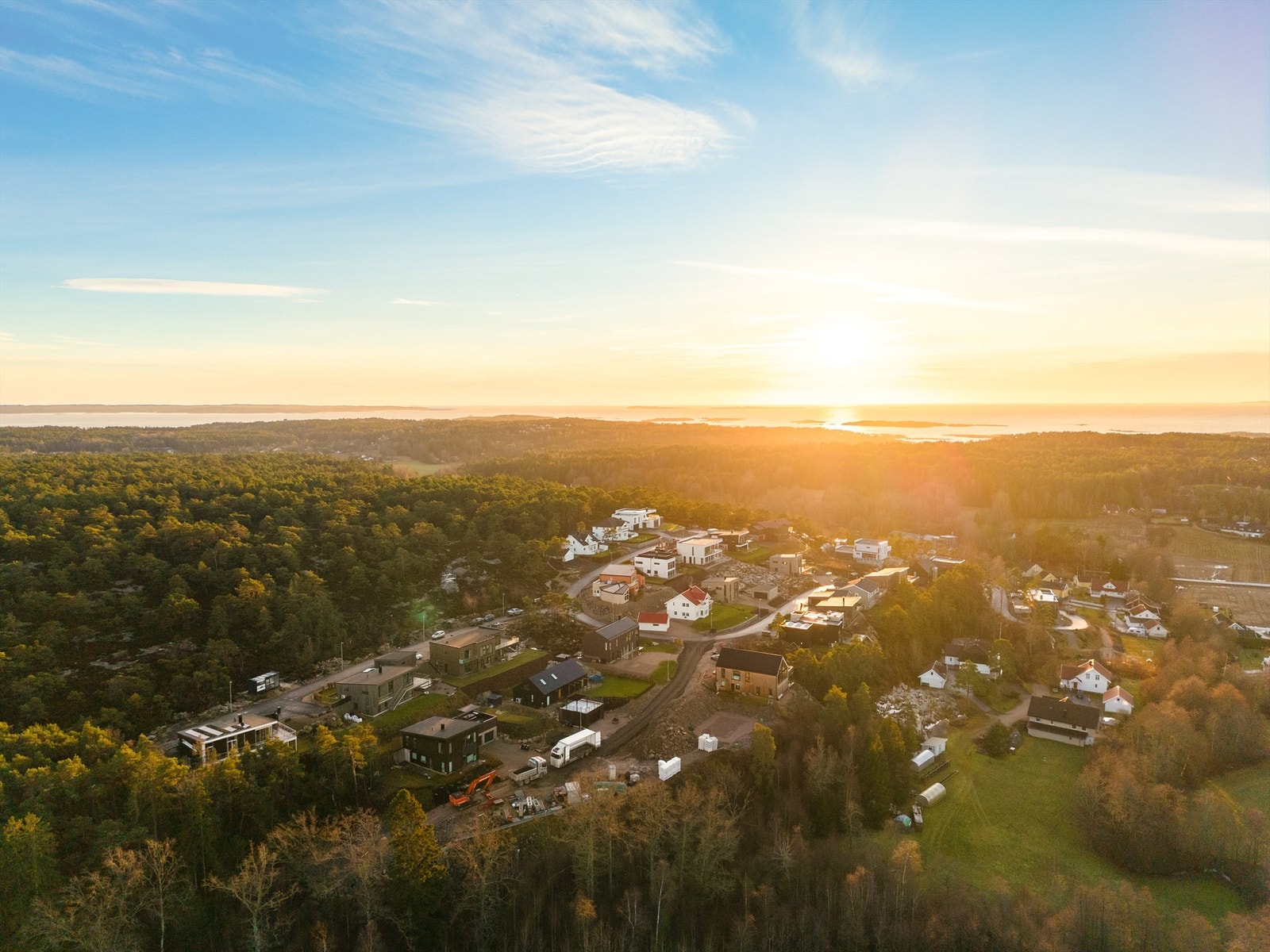 Omgitt av skog og mark er boligfeltet et ypperlig utgangspunkt for deg som er glad i å bruke naturen. Turmuligheter er det flust av. Galleribilde
