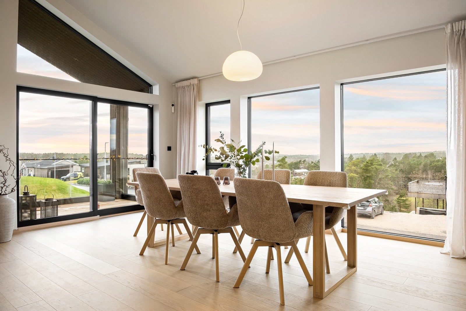 En hel rekke store vinduer med tre-lags glass gjør stuen lys, dagen gjennom. Galleribilde