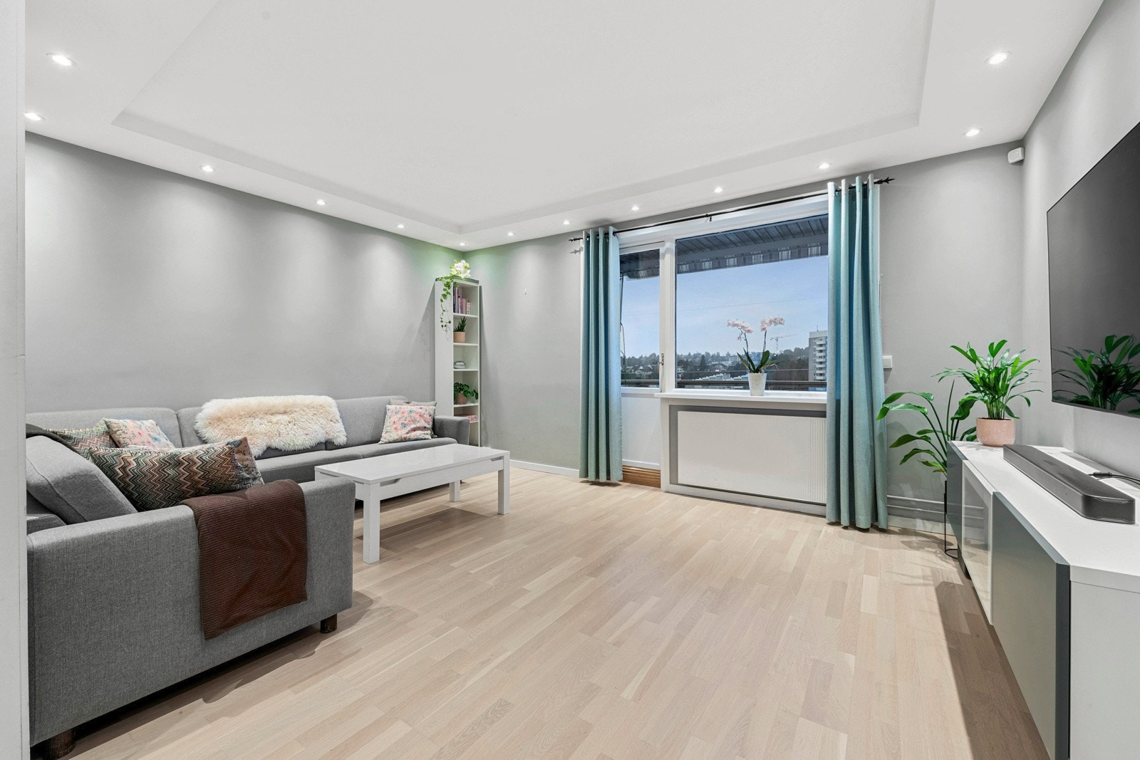 Stue med alte slette veggflater og downlights i himling. Galleribilde