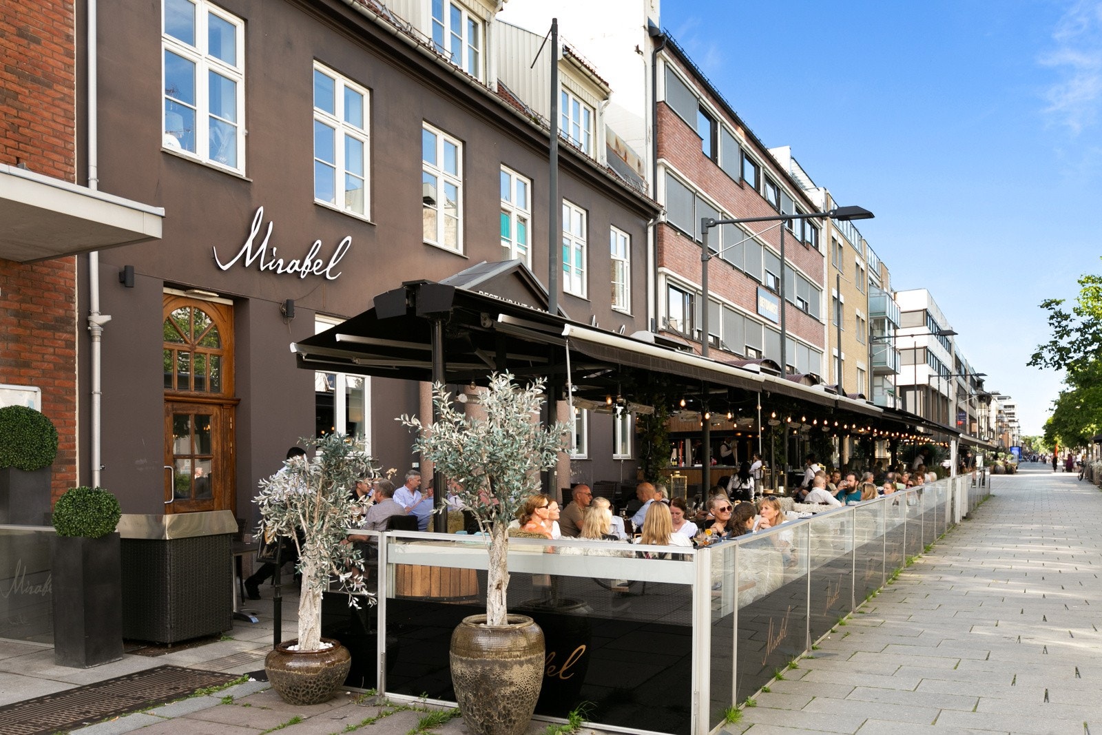 Flere restauranter og serveringssteder i byen. Galleribilde