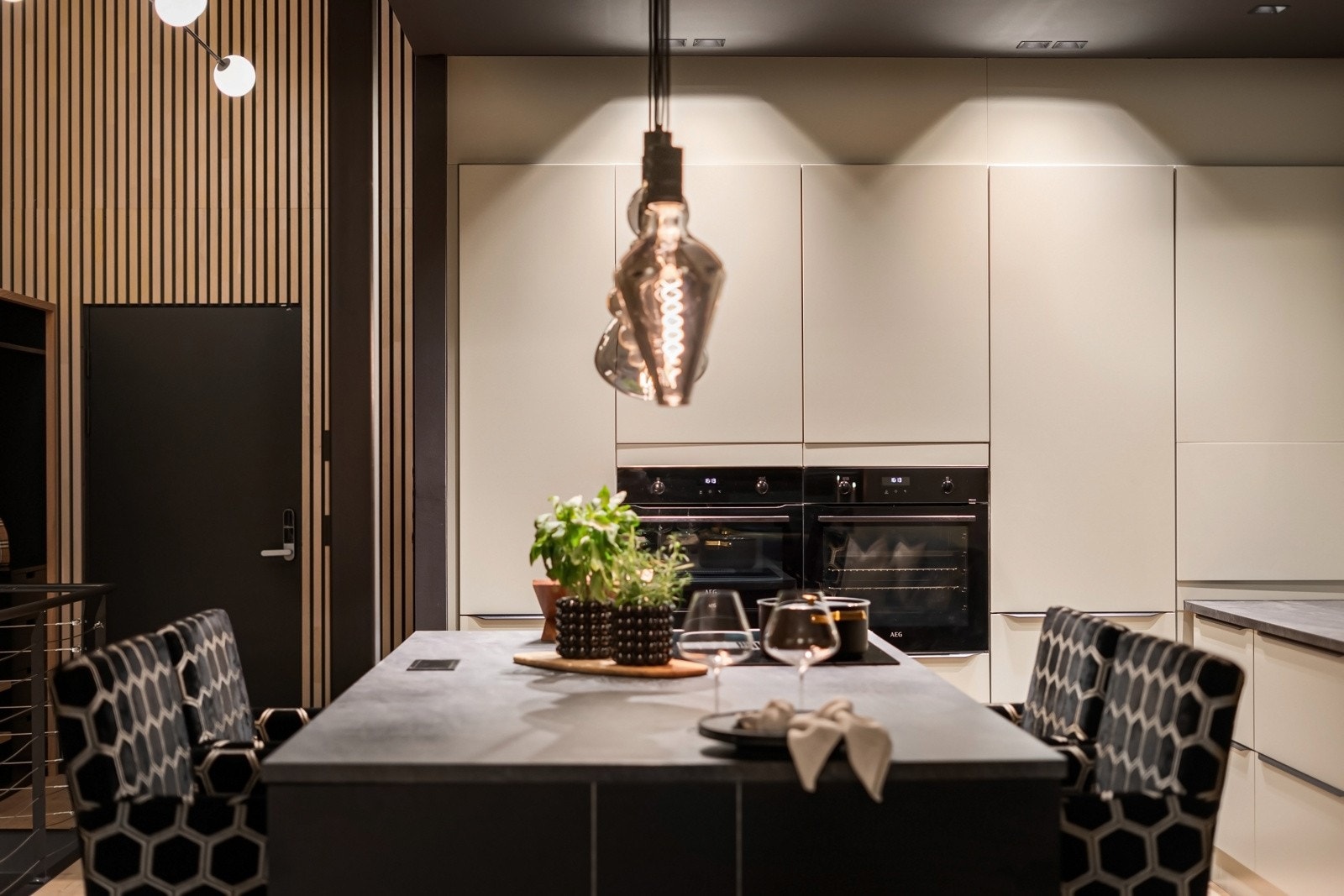 Kjøkkenet sklir sømløst inn i helheten og har lyse, glatte fronter og komplett utstyrt med integrerte hvitevarer. Galleribilde