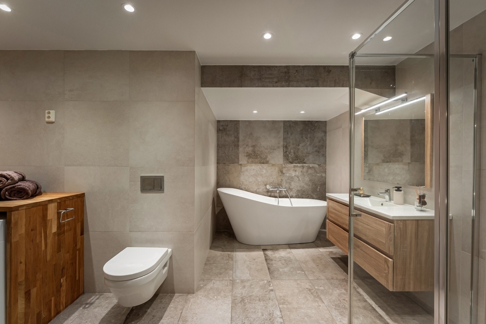 Ytterligere ett baderom nede - stilrent med varme i gulvet og utstrakt bruk av downlightsbelysning. Galleribilde