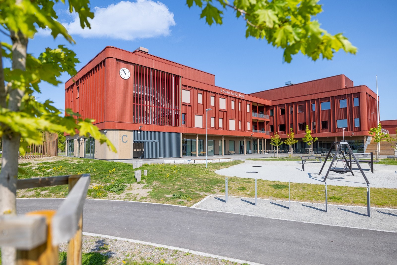 Gangavstand til skoler i alle trinn. Bildet viser den nye ungdomsskolen som ligger øverst på Volla. Galleribilde