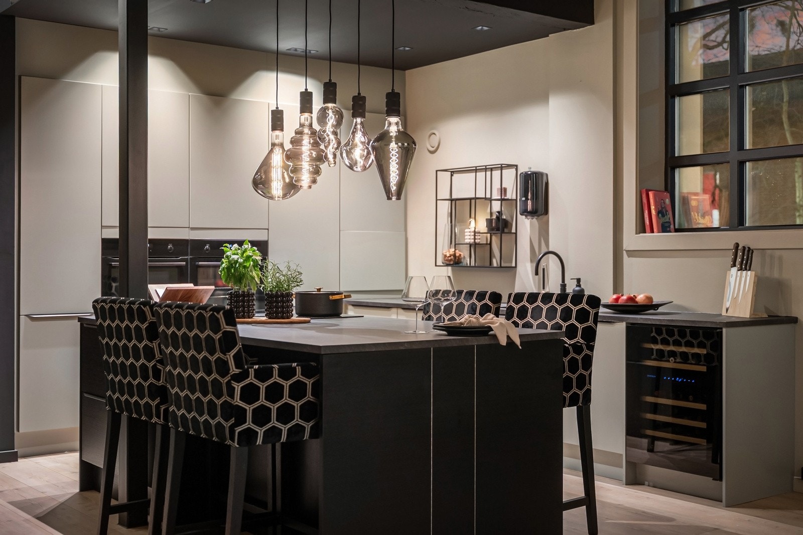 Praktisk kjøkkenøy mot stuen med plass til flere barstoler - perfekt for servering av drinker og mat til gjestene. Galleribilde