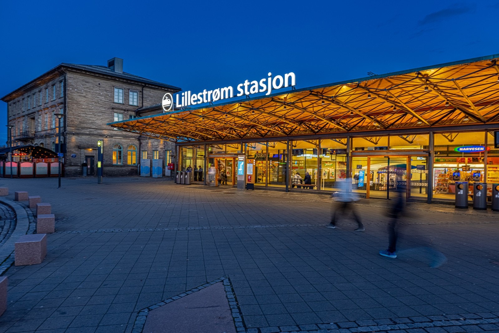 Kort vei til toget med hyppige avganger inn til Oslo S eller Gardermoen i den andre retningen. Galleribilde
